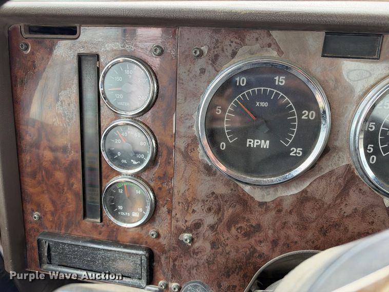 image for item DU1553 2005 International 9200 semi truck