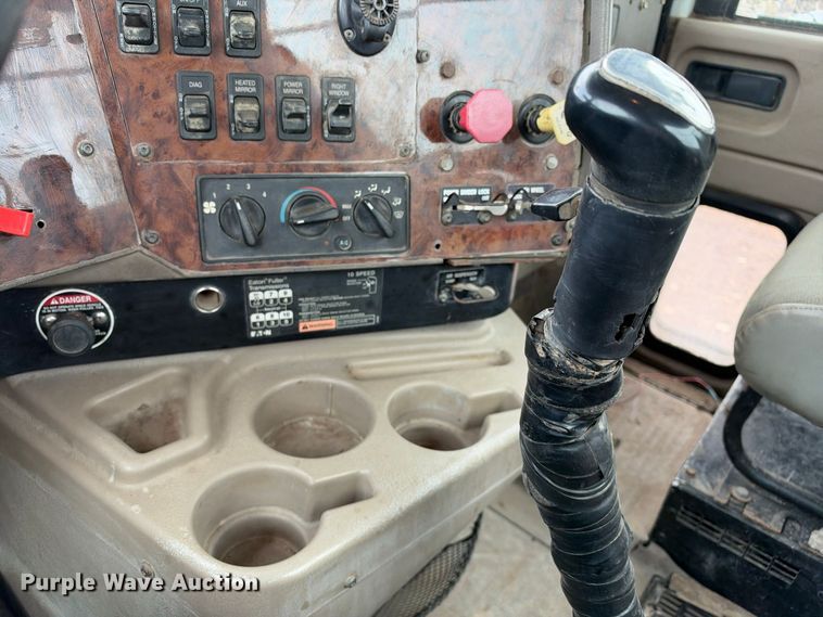 image for item DU1553 2005 International 9200 semi truck