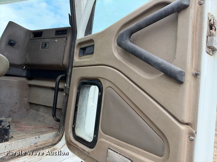 image for item DU1553 2005 International 9200 semi truck