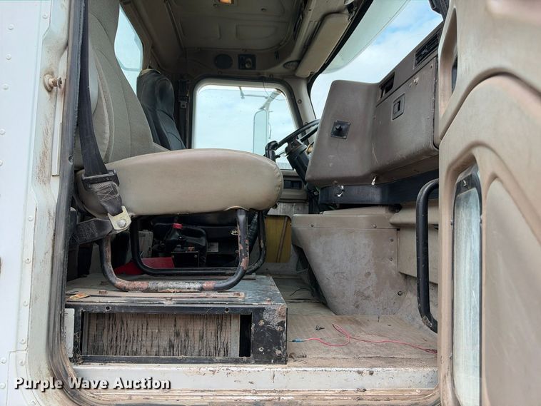 image for item DU1553 2005 International 9200 semi truck