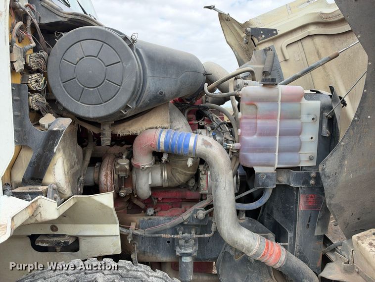 image for item DU1553 2005 International 9200 semi truck