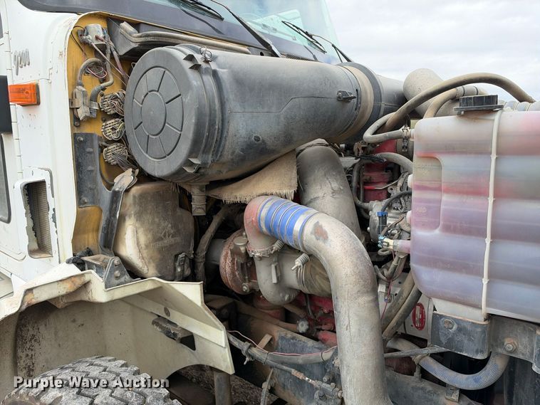 image for item DU1553 2005 International 9200 semi truck