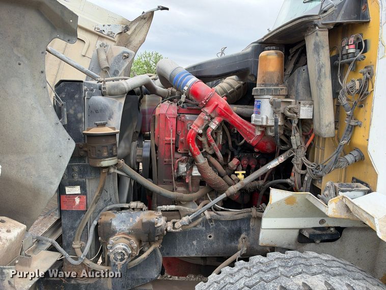 image for item DU1553 2005 International 9200 semi truck