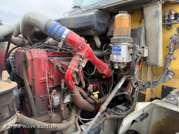 image for item DU1553 2005 International 9200 semi truck