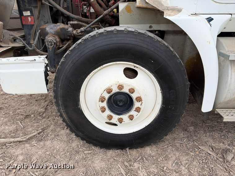 image for item DU1553 2005 International 9200 semi truck