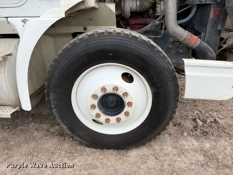 image for item DU1553 2005 International 9200 semi truck