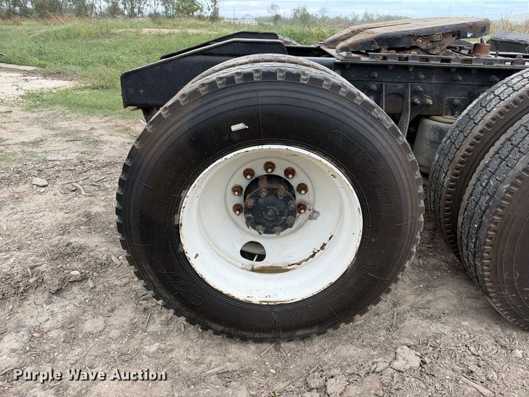 image for item DU1553 2005 International 9200 semi truck
