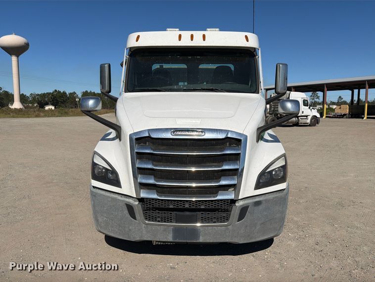 image for item DV7408 2020 Freightliner Cascadia 126 semi truck