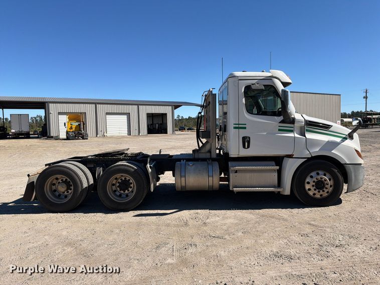 image for item DV7408 2020 Freightliner Cascadia 126 semi truck