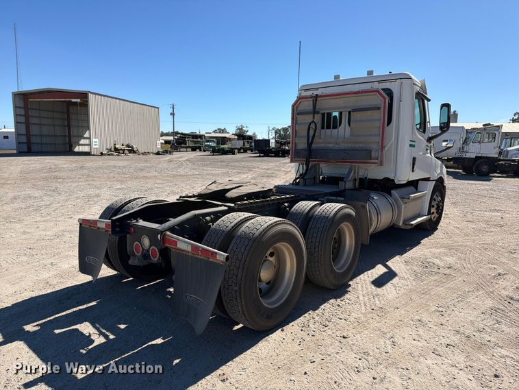 image for item DV7408 2020 Freightliner Cascadia 126 semi truck