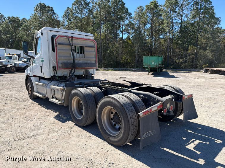 image for item DV7408 2020 Freightliner Cascadia 126 semi truck