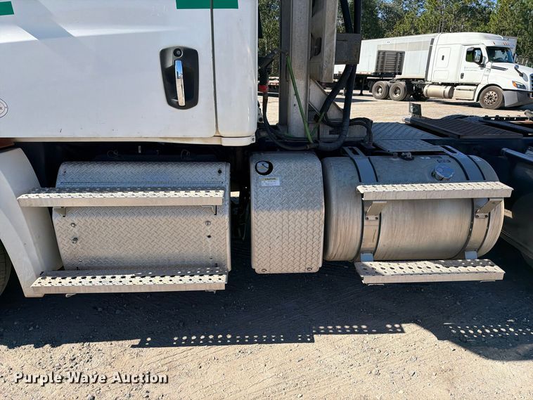 image for item DV7408 2020 Freightliner Cascadia 126 semi truck