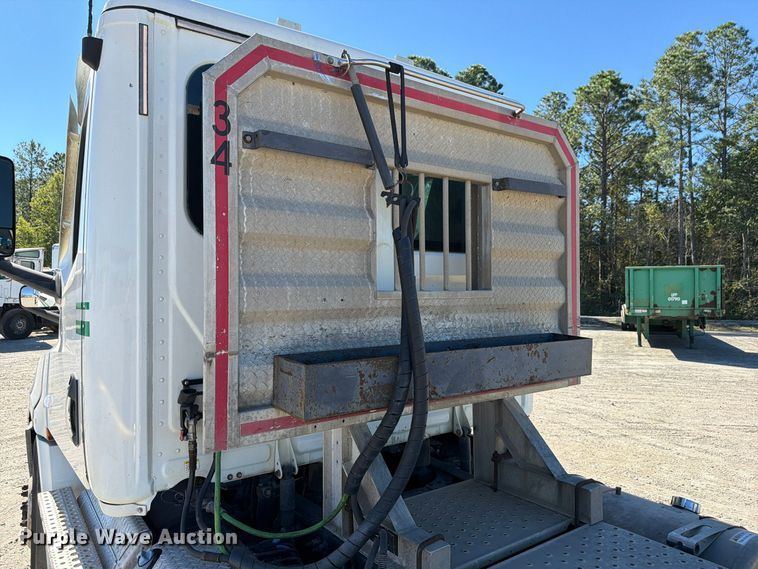 image for item DV7408 2020 Freightliner Cascadia 126 semi truck