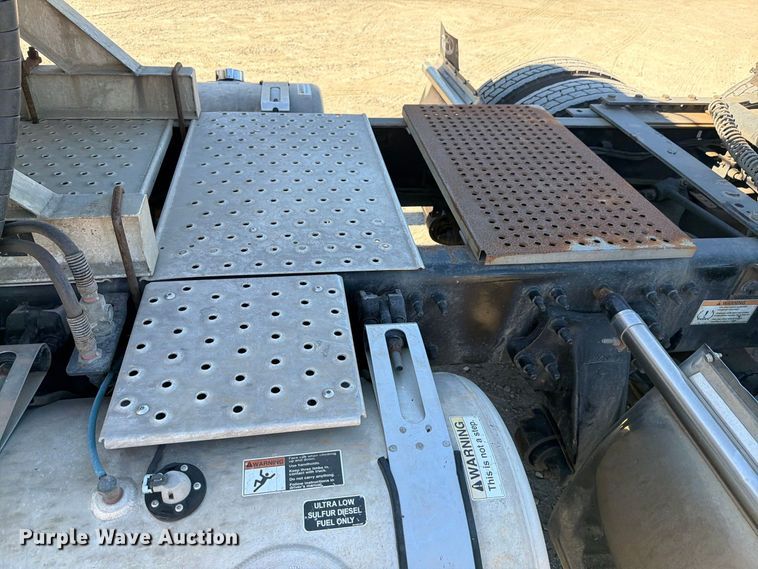 image for item DV7408 2020 Freightliner Cascadia 126 semi truck