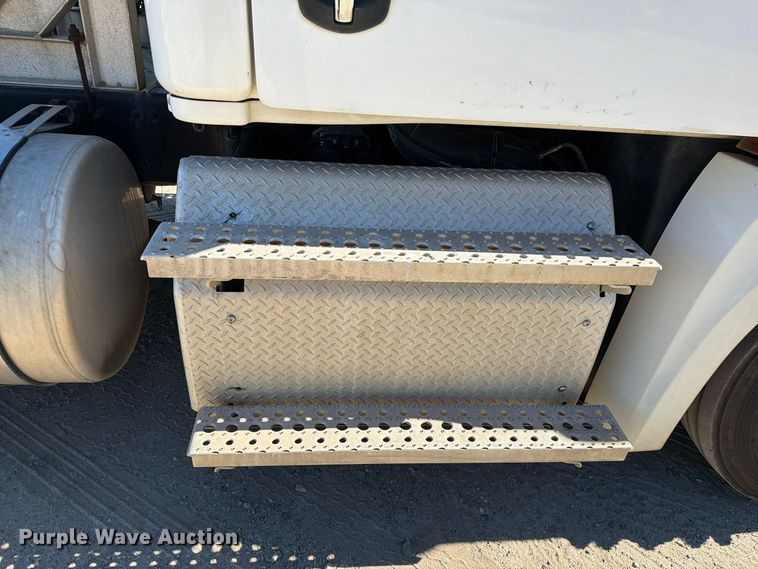 image for item DV7408 2020 Freightliner Cascadia 126 semi truck