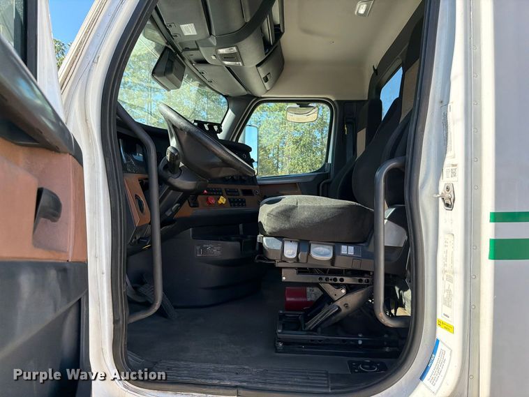 image for item DV7408 2020 Freightliner Cascadia 126 semi truck