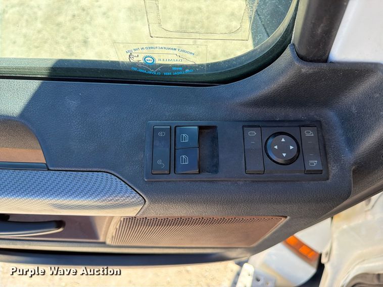 image for item DV7408 2020 Freightliner Cascadia 126 semi truck