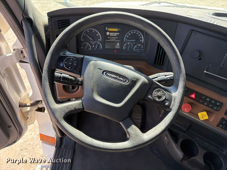 image for item DV7408 2020 Freightliner Cascadia 126 semi truck