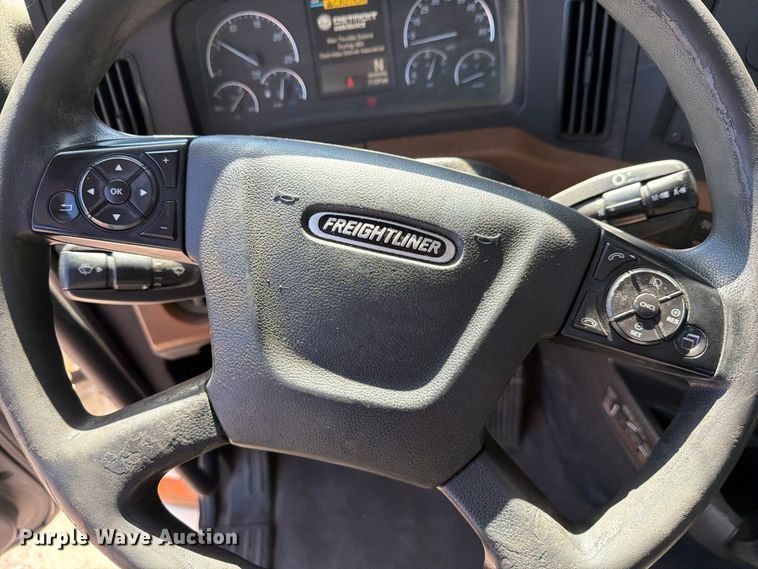 image for item DV7408 2020 Freightliner Cascadia 126 semi truck