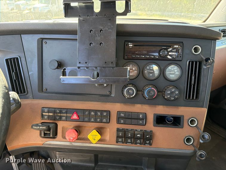 image for item DV7408 2020 Freightliner Cascadia 126 semi truck