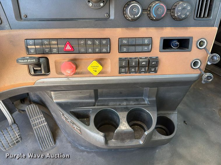image for item DV7408 2020 Freightliner Cascadia 126 semi truck