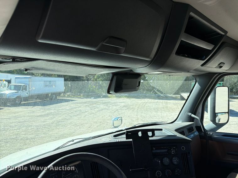 image for item DV7408 2020 Freightliner Cascadia 126 semi truck