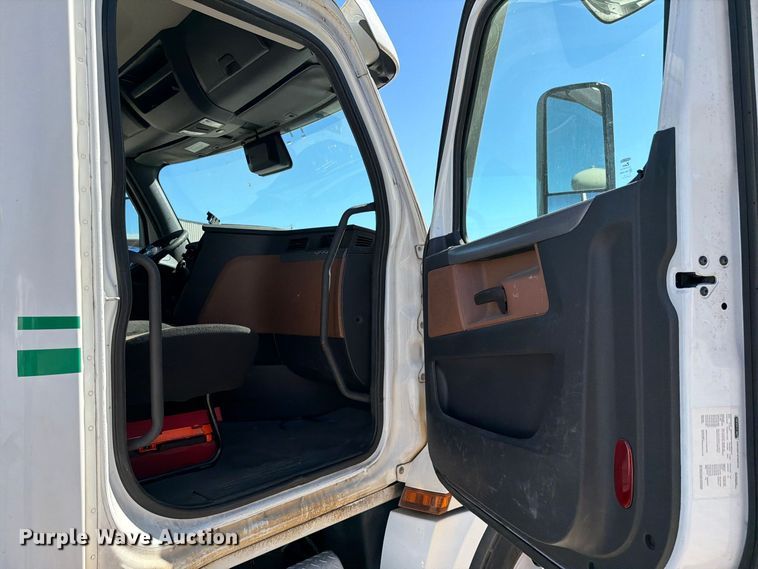 image for item DV7408 2020 Freightliner Cascadia 126 semi truck