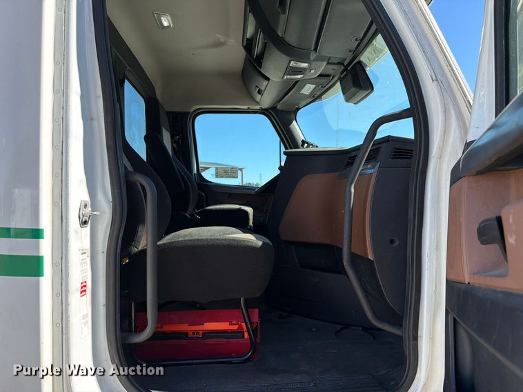image for item DV7408 2020 Freightliner Cascadia 126 semi truck
