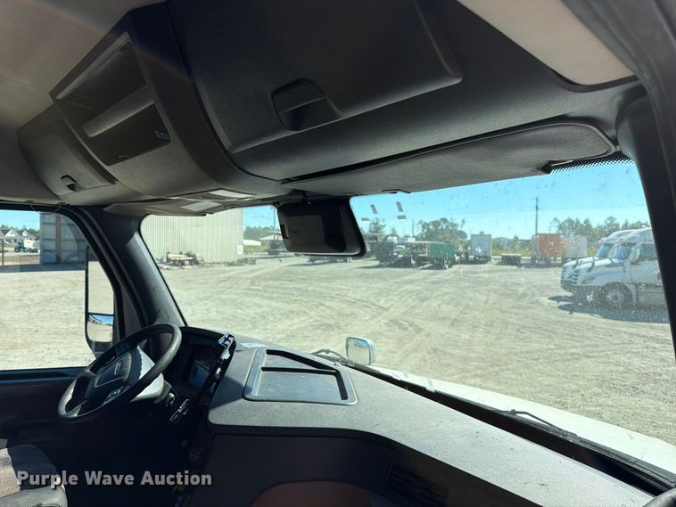 image for item DV7408 2020 Freightliner Cascadia 126 semi truck