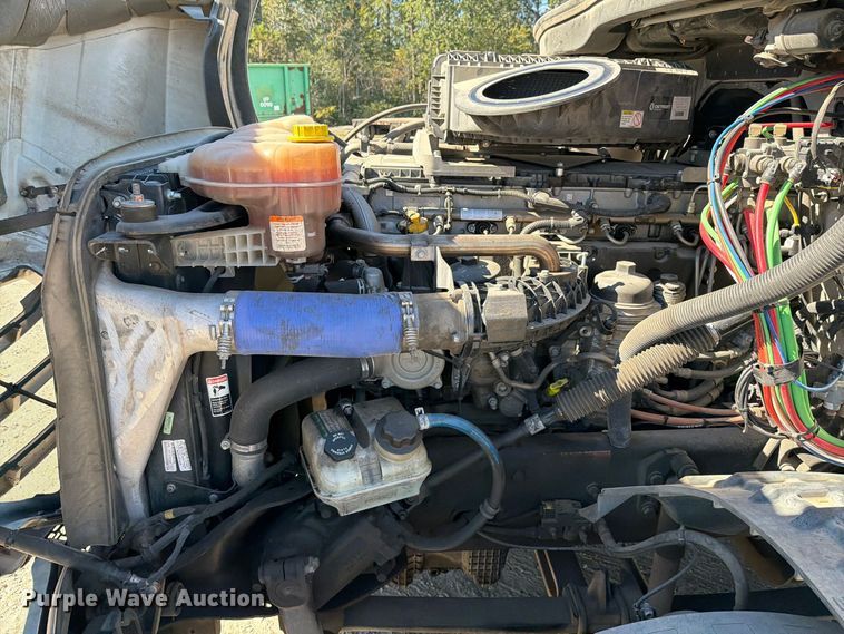 image for item DV7408 2020 Freightliner Cascadia 126 semi truck
