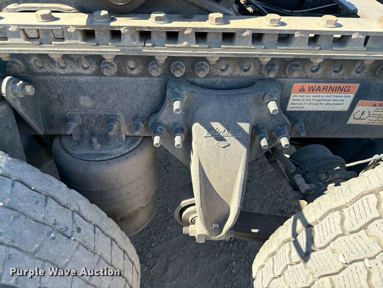 image for item DV7408 2020 Freightliner Cascadia 126 semi truck