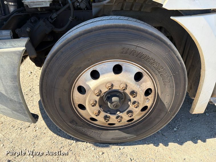 image for item DV7408 2020 Freightliner Cascadia 126 semi truck