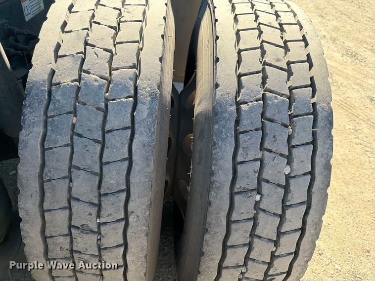 image for item DV7408 2020 Freightliner Cascadia 126 semi truck