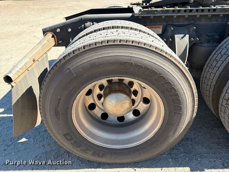 image for item DV7408 2020 Freightliner Cascadia 126 semi truck