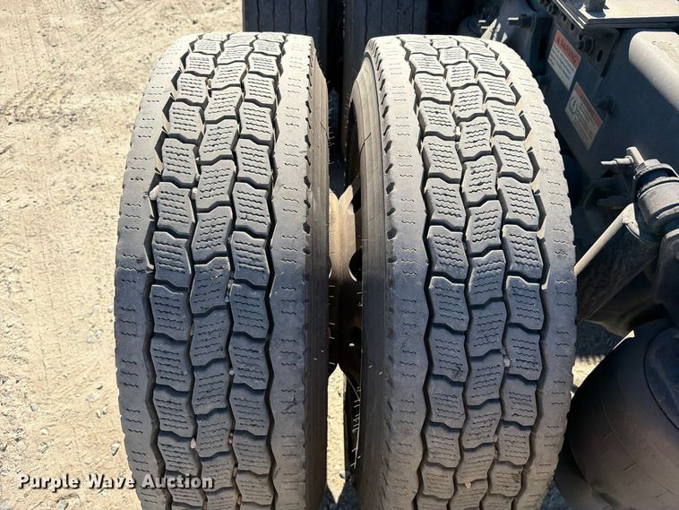 image for item DV7408 2020 Freightliner Cascadia 126 semi truck