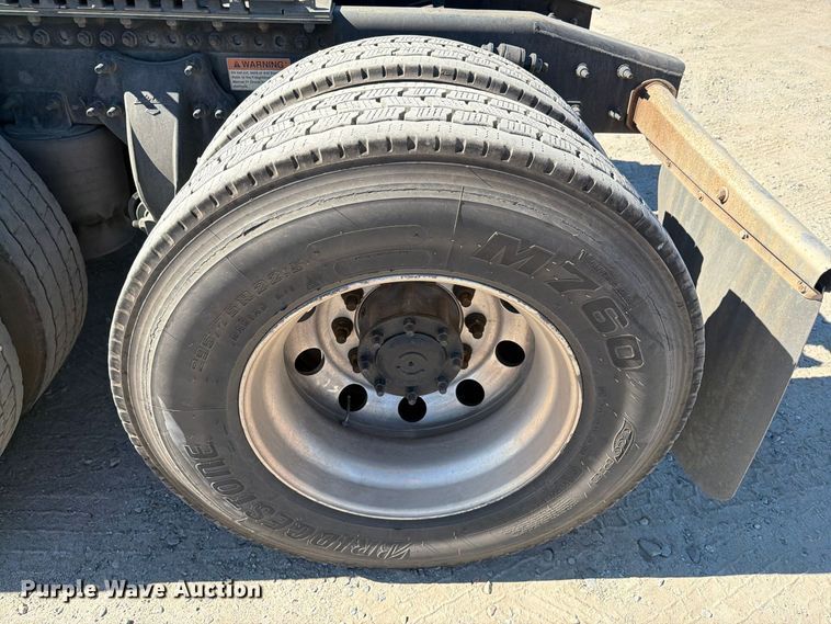 image for item DV7408 2020 Freightliner Cascadia 126 semi truck