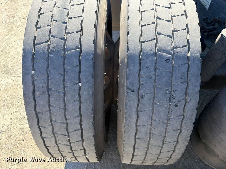 image for item DV7408 2020 Freightliner Cascadia 126 semi truck