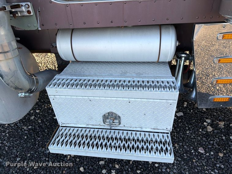 image for item DV8707 1996 Peterbilt 379 semi truck