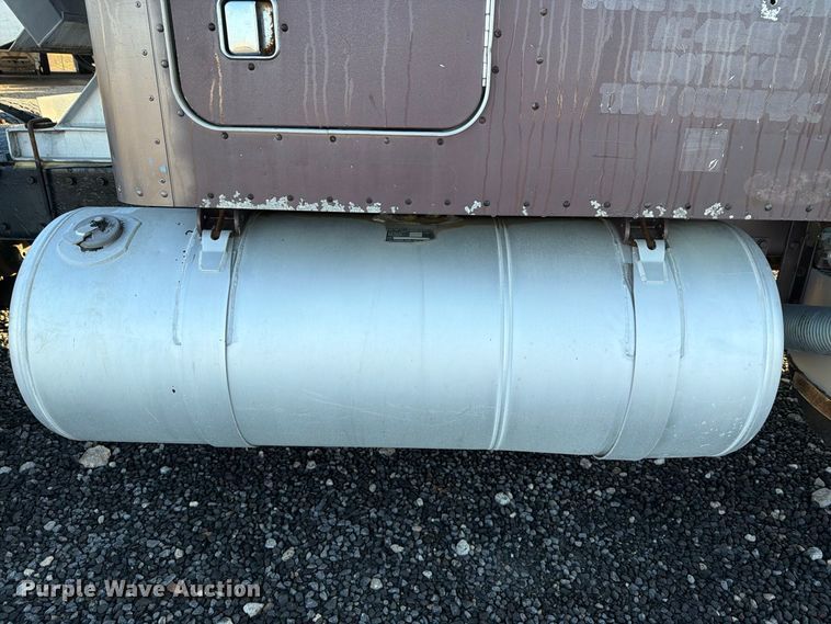 image for item DV8707 1996 Peterbilt 379 semi truck