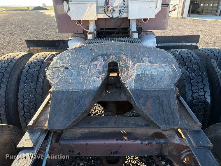 image for item DV8707 1996 Peterbilt 379 semi truck