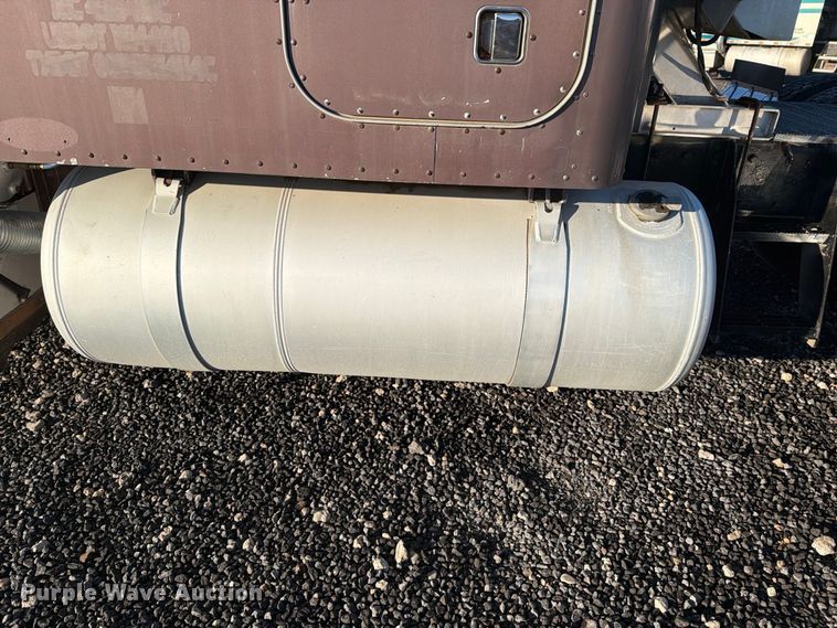 image for item DV8707 1996 Peterbilt 379 semi truck