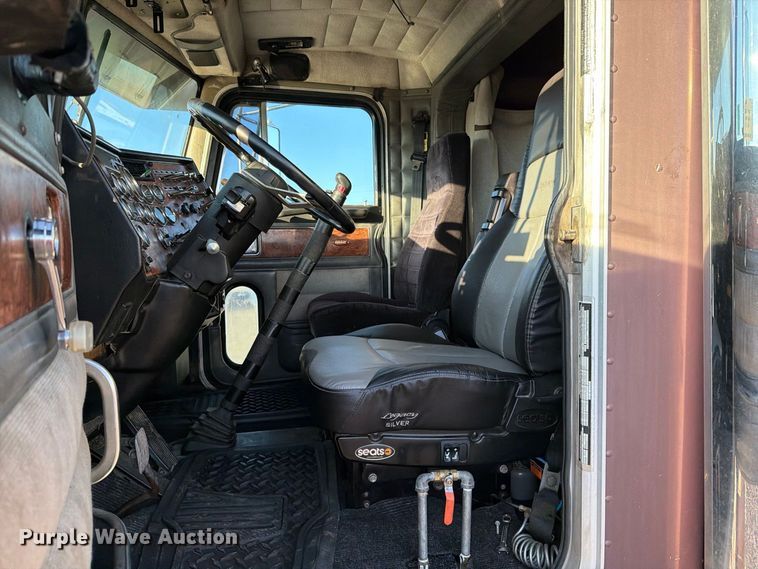 image for item DV8707 1996 Peterbilt 379 semi truck