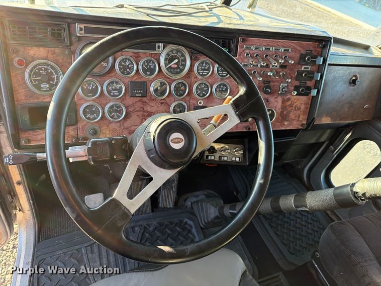 image for item DV8707 1996 Peterbilt 379 semi truck
