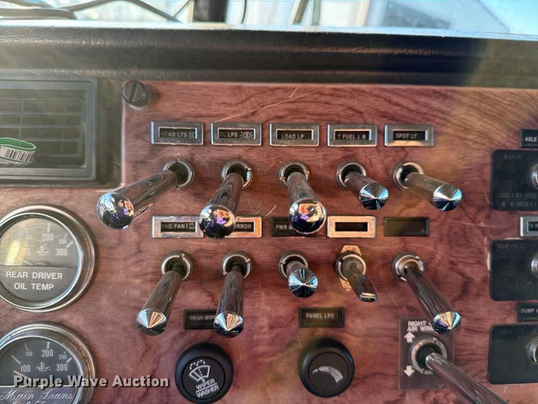 image for item DV8707 1996 Peterbilt 379 semi truck