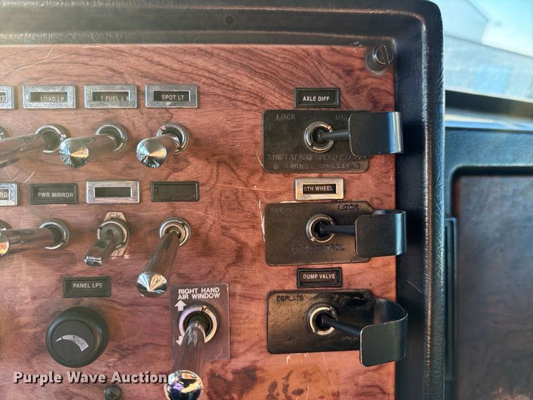 image for item DV8707 1996 Peterbilt 379 semi truck