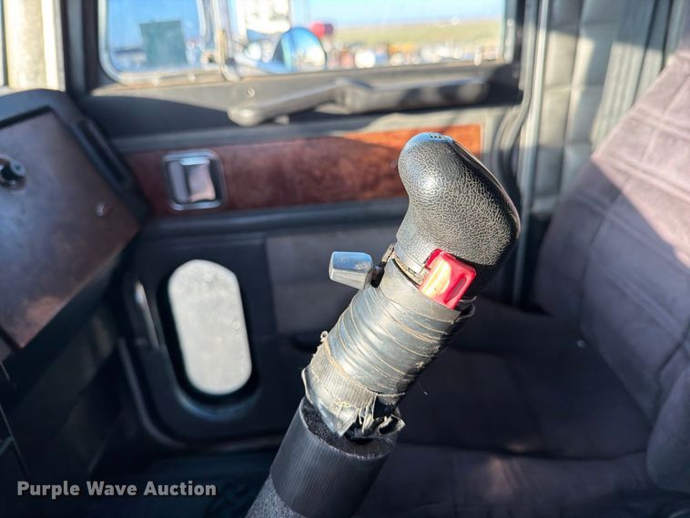 image for item DV8707 1996 Peterbilt 379 semi truck