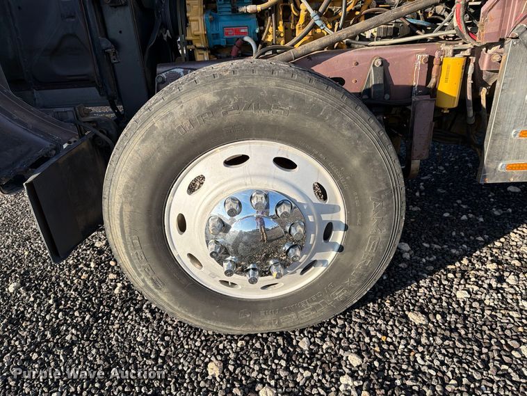 image for item DV8707 1996 Peterbilt 379 semi truck