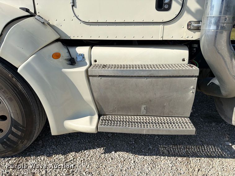 image for item DZ4707 2007 Peterbilt 386 semi truck