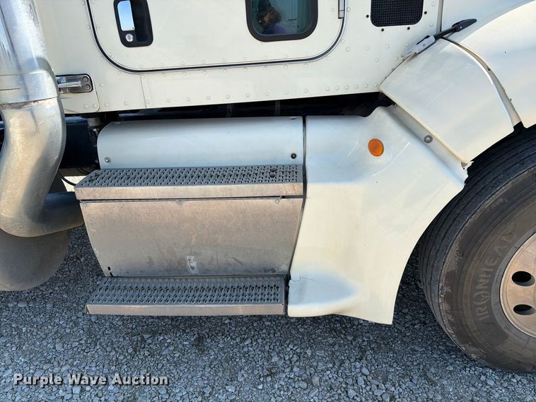 image for item DZ4707 2007 Peterbilt 386 semi truck