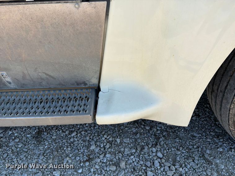 image for item DZ4707 2007 Peterbilt 386 semi truck